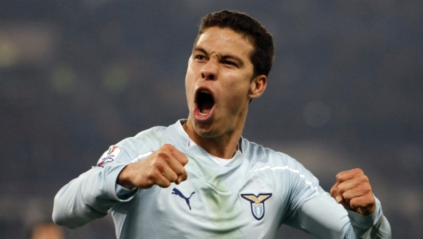 Hernanes, dove vai? L'ex Lazio sbaglia ingresso e prova a entrare in Curva Sud 1 Hernanes, dove vai? L'ex Lazio sbaglia ingresso e prova a entrare in Curva Sud