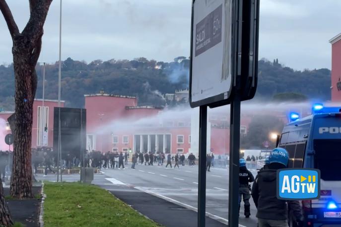 Derby Roma-Lazio, agenti usano gli idranti contro i tifosi giallorossi