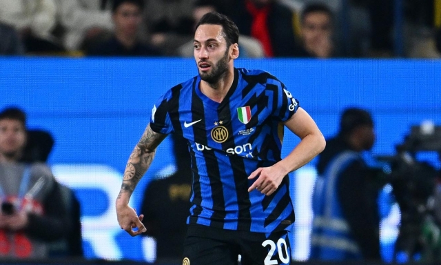 Inter, infortunio per Calhanoglu contro il Milan: Inzaghi lo sostituisce con Asllani