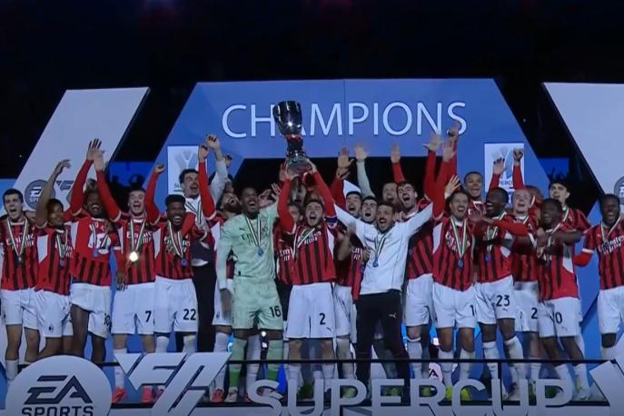 I giocatori del Milan sollevano il trofeo della Supercoppa 1 I giocatori del Milan sollevano il trofeo della Supercoppa