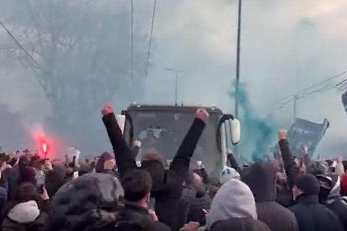 Napoli, che bolgia! Centinaia di tifosi salutano il pullman in partenza per Bergamo