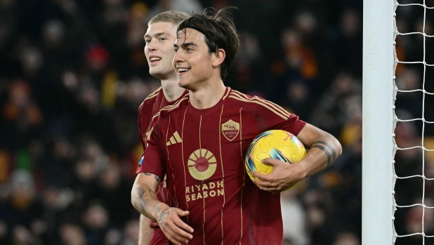 Roma-Genoa, le pagelle: Dybala (7,5) è poesia. De Winter (5) disastroso