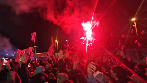 Napoli pazza di gioia! In migliaia ad attendere la squadra stanotte, Conte col megafono ringrazia 1 Napoli pazza di gioia! In migliaia ad attendere la squadra stanotte, Conte col megafono ringrazia