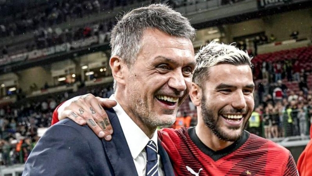 Milan, maglia e dedica di Maldini a Theo dopo il record: "Mio degno erede" 1 Milan, maglia e dedica di Maldini a Theo dopo il record: "Mio degno erede"
