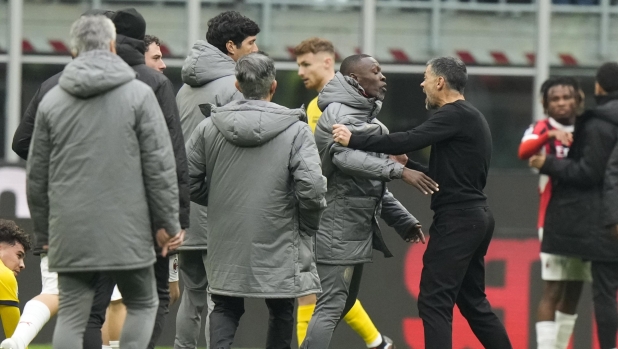 "Ridicolo, non da Milan", "Fa bene a usare il pugno duro": Conceiçao-Calabria, i social si spaccano 1 "Ridicolo, non da Milan", "Fa bene a usare il pugno duro": Conceiçao-Calabria, i social si spaccano