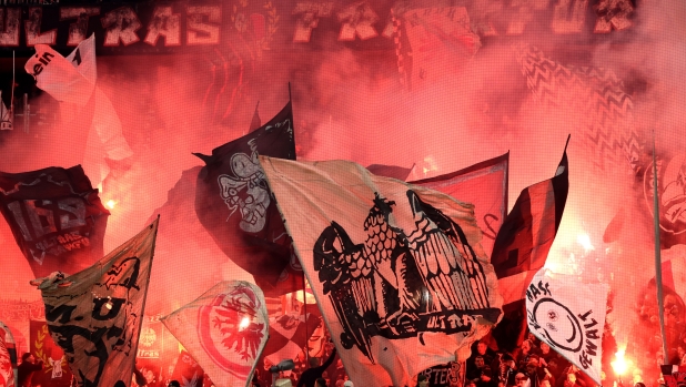 Gli ultras dell'Eintracht fanno paura: recintata a Roma la Fontana della Barcaccia 1 Gli ultras dell'Eintracht fanno paura: recintata a Roma la Fontana della Barcaccia