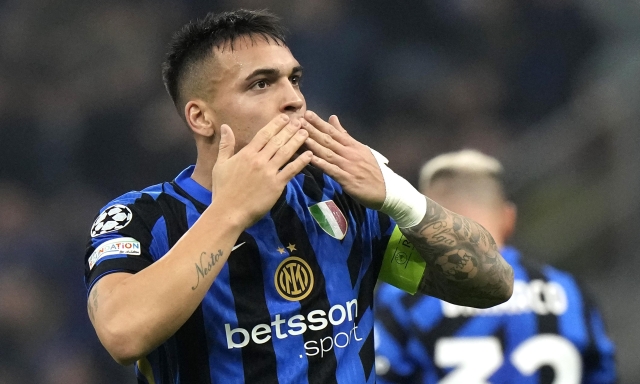 La tripletta di Lautaro regala gli ottavi all'Inter: schiantato il Monaco. Ora c'è il rischio derby