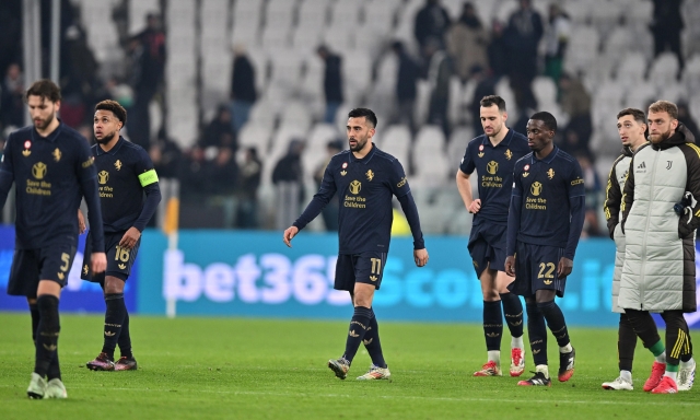 Niente scuse con bordata di fischi sotto la curva: tifosi furiosi con Vlahovic e Douglas 1 Niente scuse con bordata di fischi sotto la curva: tifosi furiosi con Vlahovic e Douglas