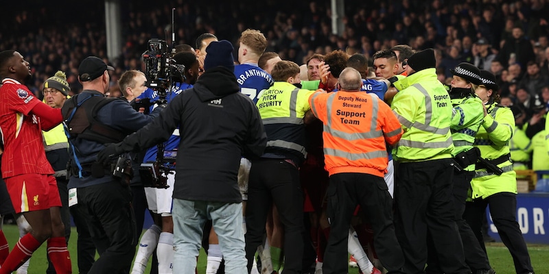 Rissa nel finale di Everton-Liverpool: espulsioni e caos in campo, interviene la polizia