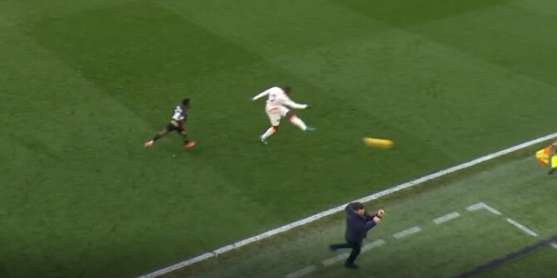 N'Dicka scaglia via il pallone e sfiora Di Francesco: la battuta del tecnico in panchina