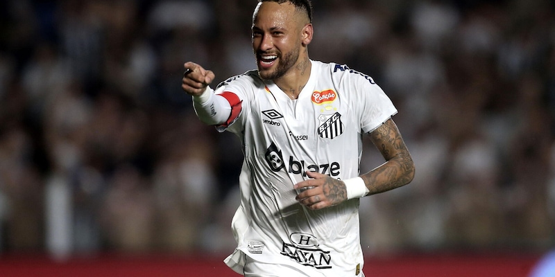 Neymar in gol con il Santos: "Sono felice, ma con calma. Sul contratto..."