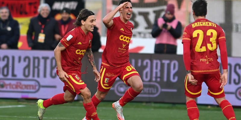 Serie B, poker del Catanzaro contro il Cesena. Vincono anche Samp e Sassuolo 1 Serie B, poker del Catanzaro contro il Cesena. Vincono anche Samp e Sassuolo
