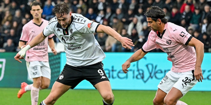 Il Palermo si rovina da solo, lo Spezia si sveglia nel recupero. Cremonese ok 1 Il Palermo si rovina da solo, lo Spezia si sveglia nel recupero. Cremonese ok