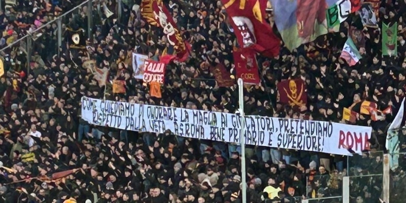 Roma, al Tardini pioggia di insulti alla Uefa. Nel settore ospiti spunta anche uno striscione 1 Roma, al Tardini pioggia di insulti alla Uefa. Nel settore ospiti spunta anche uno striscione