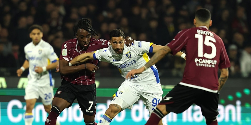 Serie B, il Palermo vince a Cosenza. Solo un pari tra Salernitana e Frosinone