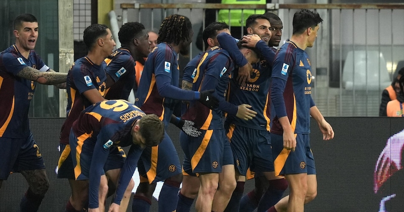Soulé lancia la Roma con una magia: ko un Parma in 10 per oltre un'ora 1 Soulé lancia la Roma con una magia: ko un Parma in 10 per oltre un'ora