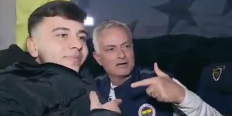 Mourinho, il bellissimo gesto per un tifoso del Fenerbahce: ferma il bus e... 1 Mourinho, il bellissimo gesto per un tifoso del Fenerbahce: ferma il bus e...
