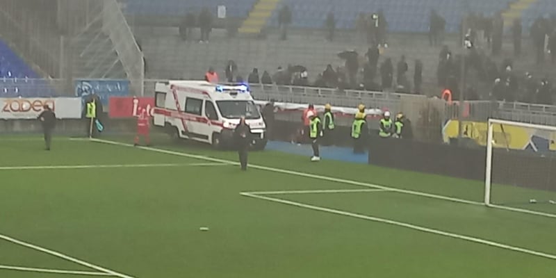 Pro Patria, morto il tifoso precipitato dallo stadio a Novara: il cordoglio