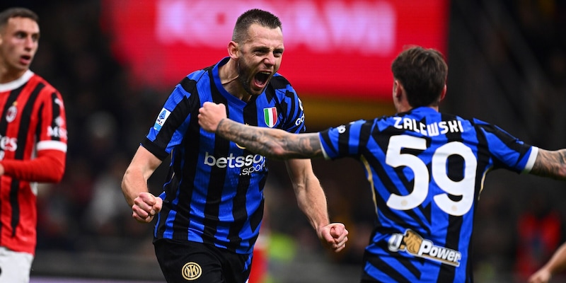 De Vrij risponde a Reijnders: Inter acciuffa Milan. Inzaghi, 3 gol annullati e 3 pali!