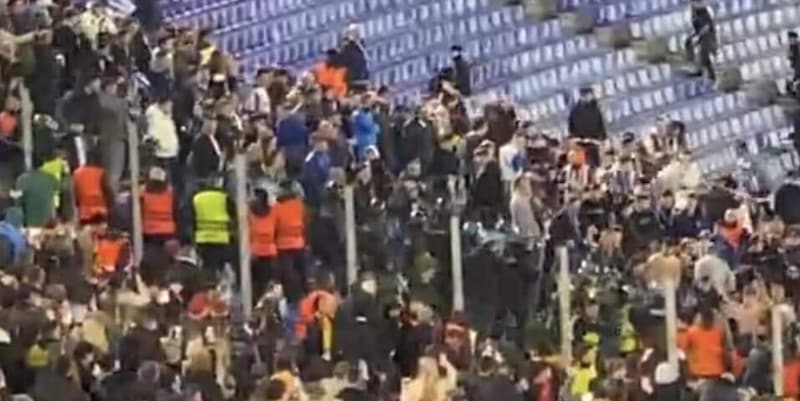 Tensione all'Olimpico: scontri nel settore ospiti, gli ultras del Porto portati via