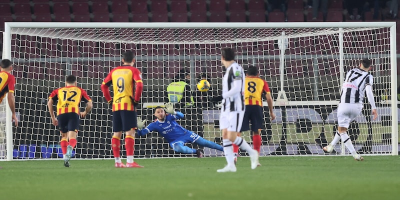 Lecce-Udinese 0-1: Lucca decisivo su rigore, ma è rottura con i compagni di squadra