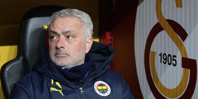 Mourinho show dopo il derby di Istanbul: va nella stanza dell'arbitro e fa una conferenza di fuoco