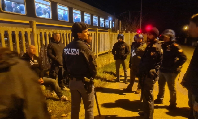 Ultrà dell'Udinese e del Salisburgo assaltano treno dei tifosi del Venezia: ci sono feriti 1 Ultrà dell'Udinese e del Salisburgo assaltano treno dei tifosi del Venezia: ci sono feriti