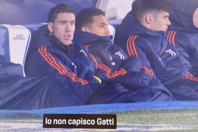 "Cosa fa Gatti?": Vlahovic sbotta in panchina durante Como-Juve