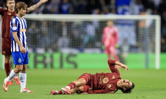Roma, infortunio per Dybala: l'attaccante sostituito nel primo tempo contro il Porto