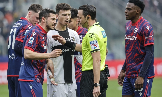 Abisso verso un lungo stop, l'arbitro paga per gli errori in serie di Parma-Bologna