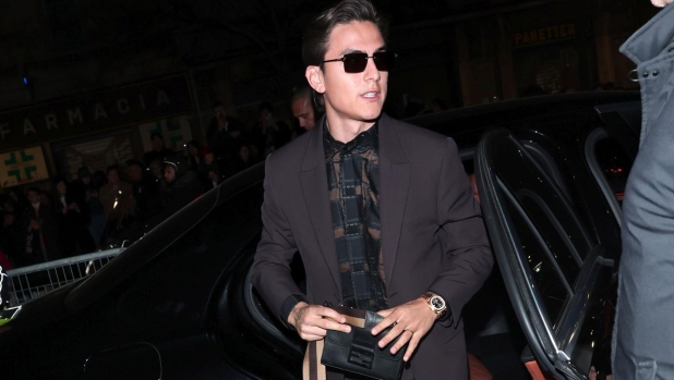Dybala versione modello: ospite della serata Winter/ Fall di Fendi 1 Dybala versione modello: ospite della serata Winter/ Fall di Fendi