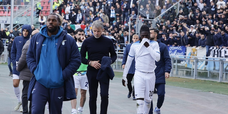 Lazio, Baroni in prima fila nel confronto con i tifosi: non si era mai visto con un allenatore