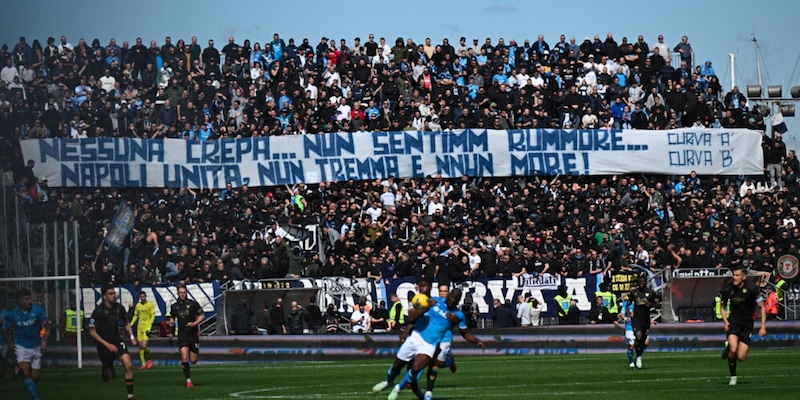 "Napoli unita": bellissimo striscione nel Settore Ospiti a Venezia dopo il terremoto