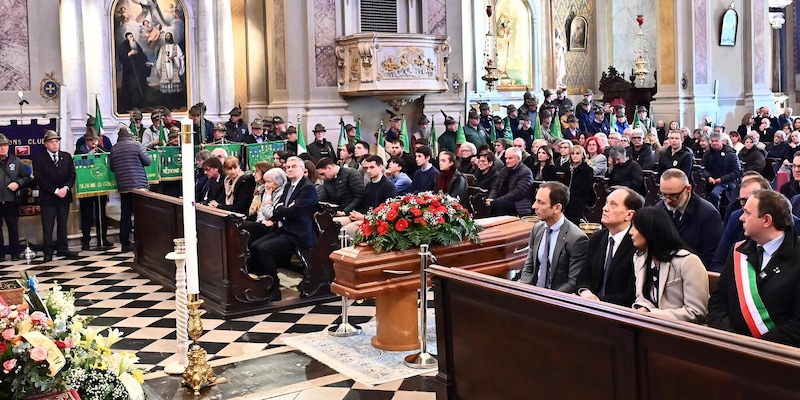 Bruno Pizzul, il funerale a Cormons e il figlio commosso: "Travolti dall'affetto" 1 Bruno Pizzul, il funerale a Cormons e il figlio commosso: "Travolti dall'affetto"