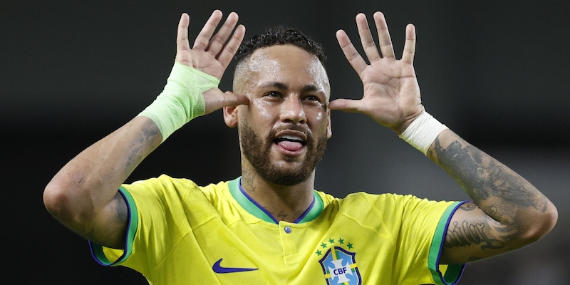 Neymar convocato dal Brasile dopo oltre un anno dall'infortunio: segue l'annuncio in tv e reagisce così