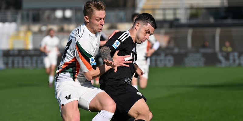 Venezia, punto d'oro a Como: un rigore di Gytkjaer gela Fabregas al 95' 1 Venezia, punto d'oro a Como: un rigore di Gytkjaer gela Fabregas al 95'