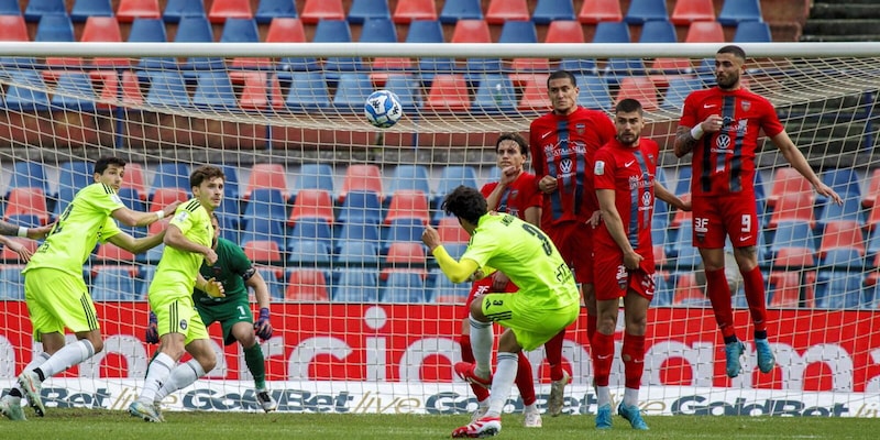 Serie B: Cosenza in nove, il Pisa ne fa tre. La Sampdoria cade in casa con il Frosinone 1 Serie B: Cosenza in nove, il Pisa ne fa tre. La Sampdoria cade in casa con il Frosinone