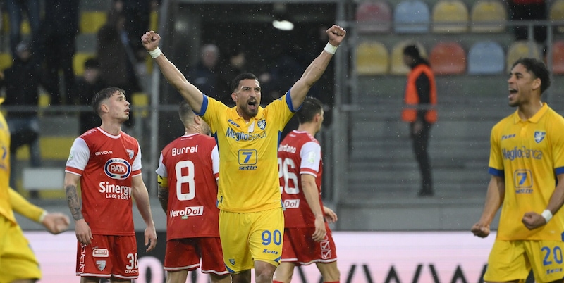 Serie B, il Frosinone vince lo scontro diretto con il Mantova. Cadono Salernitana e Juve Stabia 1 Serie B, il Frosinone vince lo scontro diretto con il Mantova. Cadono Salernitana e Juve Stabia