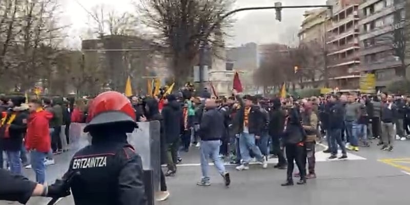 Athletic Bilbao-Roma, tensione fuori il San Mamés: cariche della polizia, scontri sfiorati