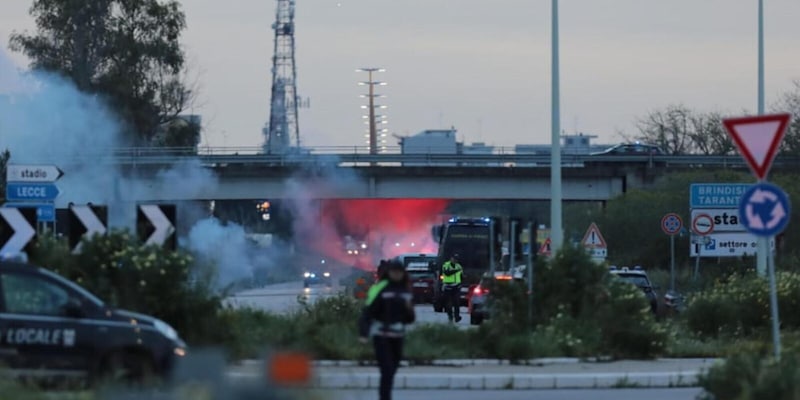 Tensione prima di Lecce-Roma, scontri tra tifosi e poliziotti 1 Tensione prima di Lecce-Roma, scontri tra tifosi e poliziotti