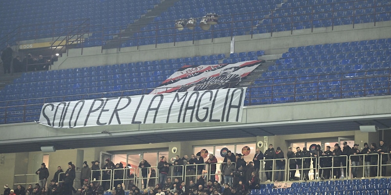 Milan-Lazio, protesta la Curva Sud: "Solo per la maglia". Poi entrano i tifosi e partono i cori