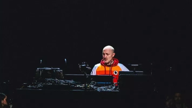 Il dj Paul Kalkbrenner sorprende i tifosi: sul palco con la felpa della Roma