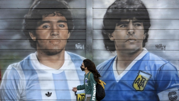 Ricordiamoci soltanto il Maradona vivo