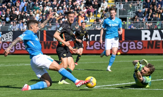 Napoli, così lo scudetto scappa via: solo 0-0 a Venezia, stasera l'Inter può andare in fuga