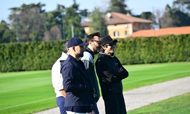 Cesare Cremonini e Valentino Rossi all'allenamento del Bologna con "l'allenatore ultrà"