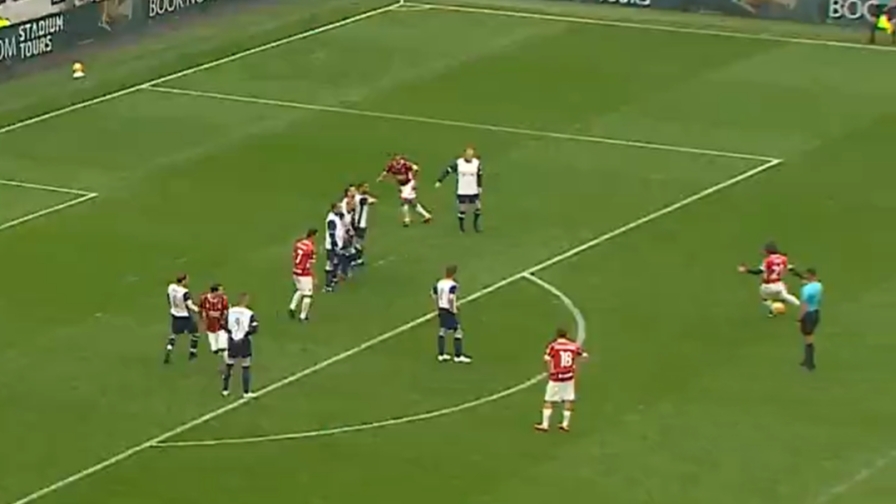 Pirlo, punizione-gol in Tottenham Legends-Milan Glorie: classe immortale 1 Pirlo, punizione-gol in Tottenham Legends-Milan Glorie: classe immortale