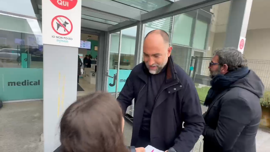Tudor, sorrisi e autografi al suo arrivo: ecco il primo giorno in bianconero 1 Tudor, sorrisi e autografi al suo arrivo: ecco il primo giorno in bianconero