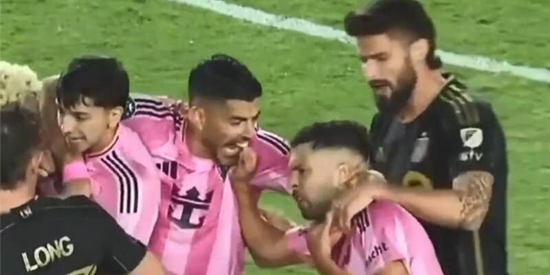 Suarez e il fantasma di Chiellini: prova a mordere il compagno di squadra! 1 Suarez e il fantasma di Chiellini: prova a mordere il compagno di squadra!