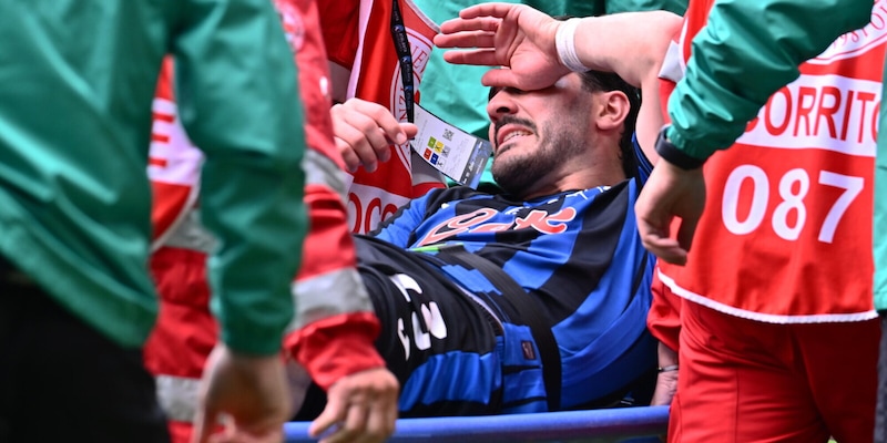 Kolasinac infortunato, ginocchio ko: via in barella durante Atalanta-Bologna 1 Kolasinac infortunato, ginocchio ko: via in barella durante Atalanta-Bologna