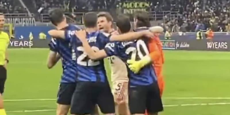Acerbi, Muller zittito e rissa sfiorata: la provocazione dopo Inter-Bayern 1 Acerbi, Muller zittito e rissa sfiorata: la provocazione dopo Inter-Bayern